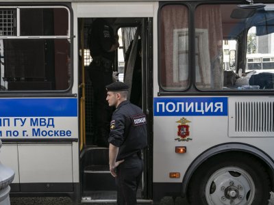 У задержанных отбирают вещи и телефоны в автозаке: новая тенденция московских митингов