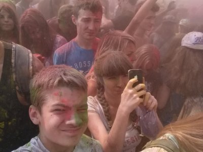 «Ваш праздник закончился»: столкновения на фестивале красок