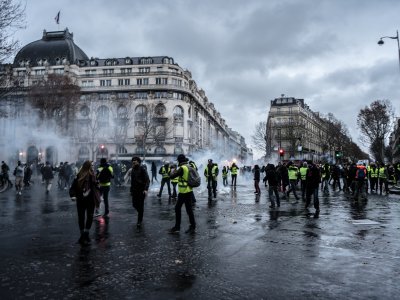Протесты «желтых жилетов»: как полиция действует на демонстрациях во Франции