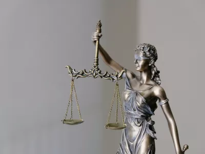  Рюшечки к запретам: КС требует меньше ограничивать митинги, но проводить в гайд-парках 