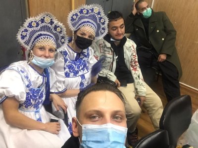 Задержанные и адвокат Дмитрий Захватов в отделе полиции / Фото опубликовано в телеграм-канале Avtozak LIVE