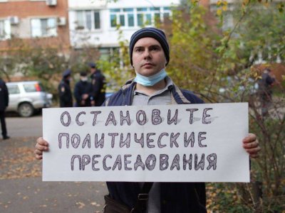 Илья Ермачков на пикете 11 ноября 2021 года / Фото: Даниил Бурмак для «Юга.ру»