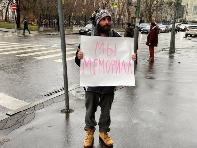 Алексей Беленкин пикетирует напротив Верховного суда 25 ноября / фото: ПЦ «Мемориал»