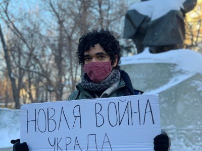 Аршак Макичян в пикете против ввода войск в Казахстан / Фото предоставлено задержанным