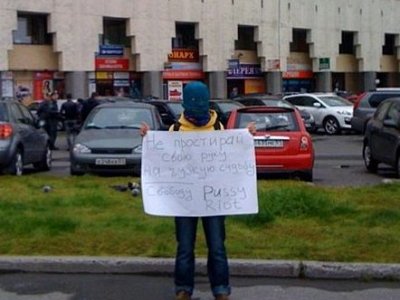 Найля Ибрагимова в пикете в день приговора Pussy Riot / Фото опубликовал Эрнест Мезак