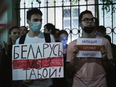  Твит, плакаты и переход дороги: за что задерживают людей, поддерживающих Беларусь 