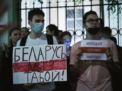 Твит, плакаты и переход дороги: за что задерживают людей, поддерживающих Беларусь