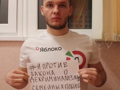  На твердых лавочках в пятнах засохшей крови 