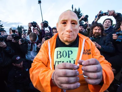  «Лицо, похожее на лицо президента РФ»: как преследуют за акции с изображением Путина 