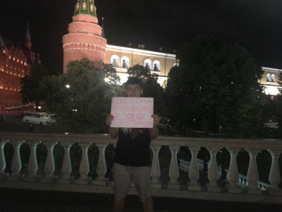 Михаил Суслин на пикете возле памятника Жукову / Фото прислал задержанный