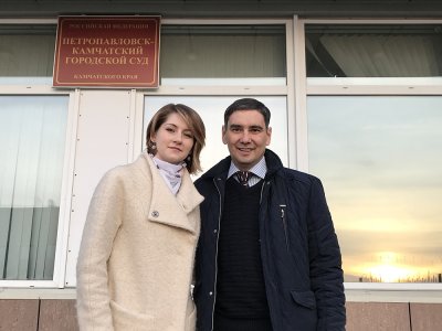 Сергей Леденёв с супругой у суда / Фото: сайт «Свидетели Иеговы в России»