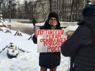 Активист Илья Хабибуллин с плакатом / Фото: адвокат от ОВД-Инфо Илья Уткин