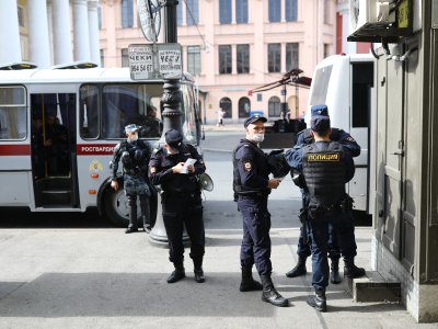      Полицейские увозят задержанных в ОВД для составления протоколов. Часто это незаконно
    