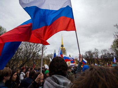 Оттоптались на кизильщике: с петербургских оппозиционеров требуют 11 миллионов за цветы