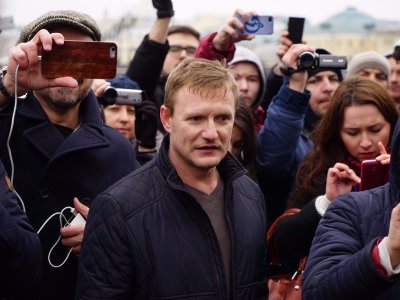 Независимое расследование: на Навального напал известный активист SERB
