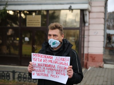 Участник одиночного пикета в Омске 8 ноября / фото из телеграм-канала «Штаб Навального в Омске»