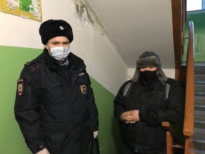 Полицейские возле квартиры Виолетты Грудиной 26 января / фото из телеграм-канала штаба Навального в Мурманске