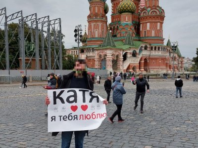 Пикетчик с плакатом на Красной площади / Фото: Тимур Аксенцов