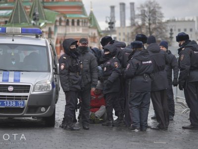 Константина Фокина задерживают на Красной площади 15 ноября 2021 года / Фото: Alec Sander для SOTA