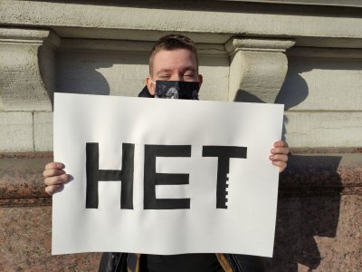 Аста Коврова во время одиночного пикета / Фото предоставлено задержанной