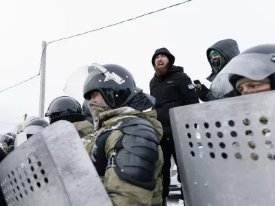  «Әсәйемде билдәһеҙ яҡҡа алып сығып киттеләр». Башҡортостанда властар протеста ҡатнашыусыларҙы эҙәрлекләй 