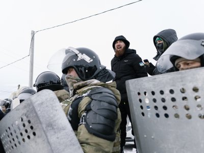 «Әсәйемде билдәһеҙ яҡҡа алып сығып киттеләр». Башҡортостанда властар протеста ҡатнашыусыларҙы эҙәрлекләй