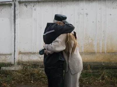  «Даже не думал уйти оттуда живым». Репортаж о первых часах Алексея Москалева на свободе - рядом с дочерью 