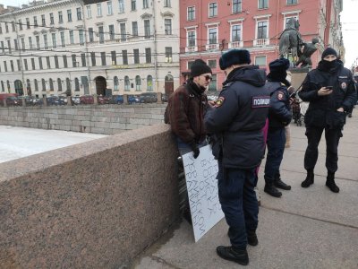 Полиция прерывает одиночный пикет / Фото: «Бумага»