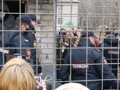 Андрея Боровикова выводят из суда после приговора / Скриншот из видео Руслана Ахметшина