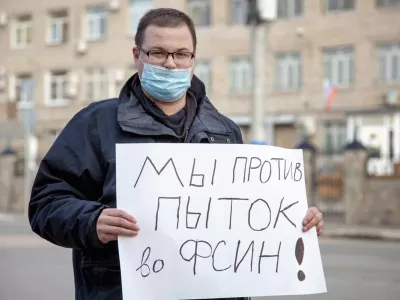  «Мы люди трудящиеся, наши гарантии под угрозой»: в Омске на активиста «Левого Фронта» составили протокол за плакат в поддержку курьеров 
