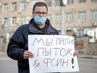      «Мы люди трудящиеся, наши гарантии под угрозой»: в Омске на активиста «Левого Фронта» составили протокол за плакат в поддержку курьеров
    