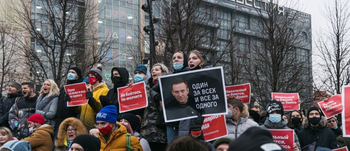 «Припугнуть и держать в тонусе»: как преследуют сторонников Навального