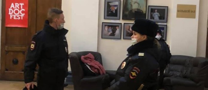 Полиция на премьере фильма «Растогуев» / Фото со страницы в фейсбуке Евгения Гиндилиса