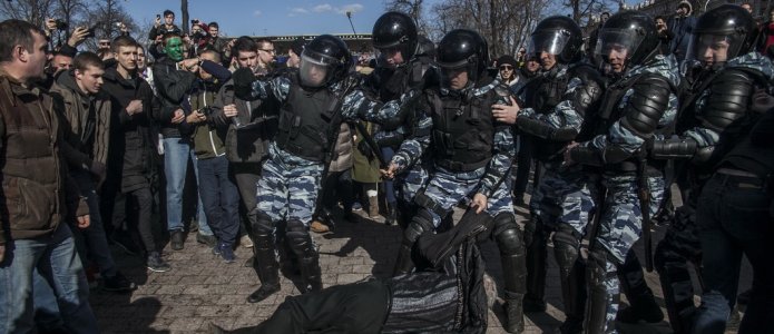 Ряженые: на «Антидимоне» граждан задерживали гвардейцы в форме МВД