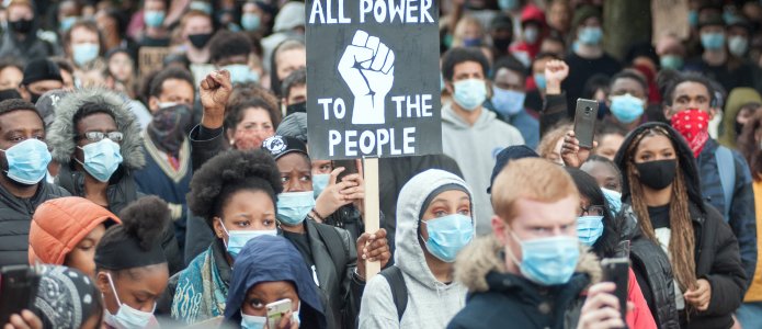 Пандемия и митинги: как ослабевают ограничения свободы собраний в разных странах