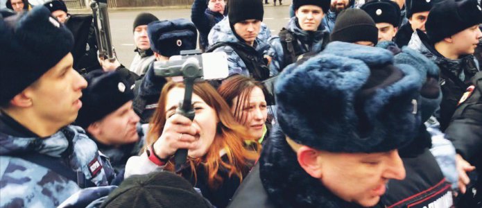 «Не пускали в туалет»: задержанная на акции против изоляции рунета об условиях в полиции