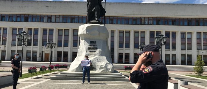 Сергей Редников на одиночном пикете в Калуге / Фото из личного архива