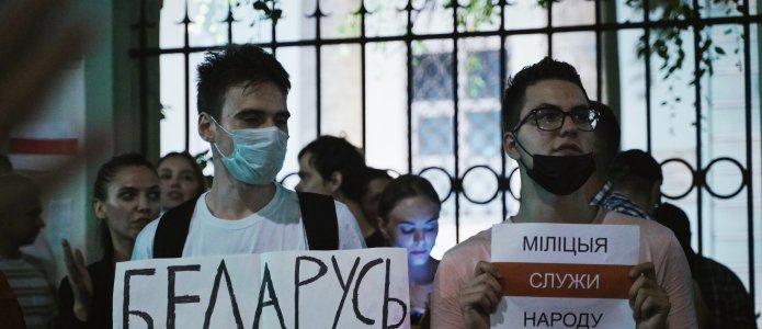 Твит, плакаты и переход дороги: за что задерживают людей, поддерживающих Беларусь
