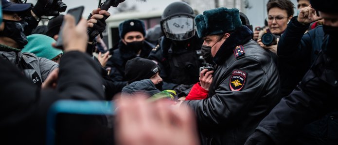 Поминутный контроль. Как власти противостояли участию школьников в акциях за Навального