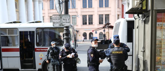 Полицейские увозят задержанных в ОВД для составления протоколов. Часто это незаконно