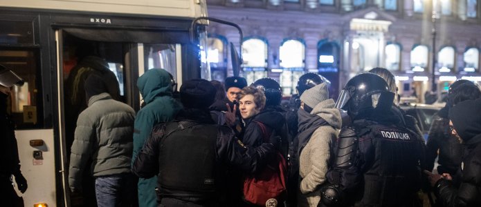 В Петербурге массово прекращают дела участников акций по статье 20.2.2. Что произошло?