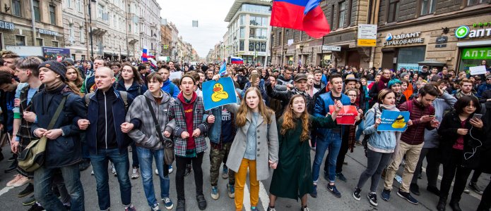 Госдума приняла закон о вовлечении детей в акции. Но не объяснила, как он будет работать