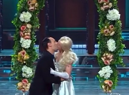 Поцелуй комиков в шоу «Игра» / Скриншот из видео