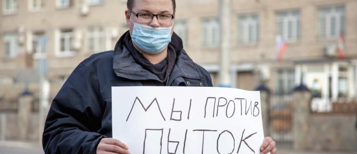 «Мы люди трудящиеся, наши гарантии под угрозой»: в Омске на активиста «Левого Фронта» составили протокол за плакат в поддержку курьеров