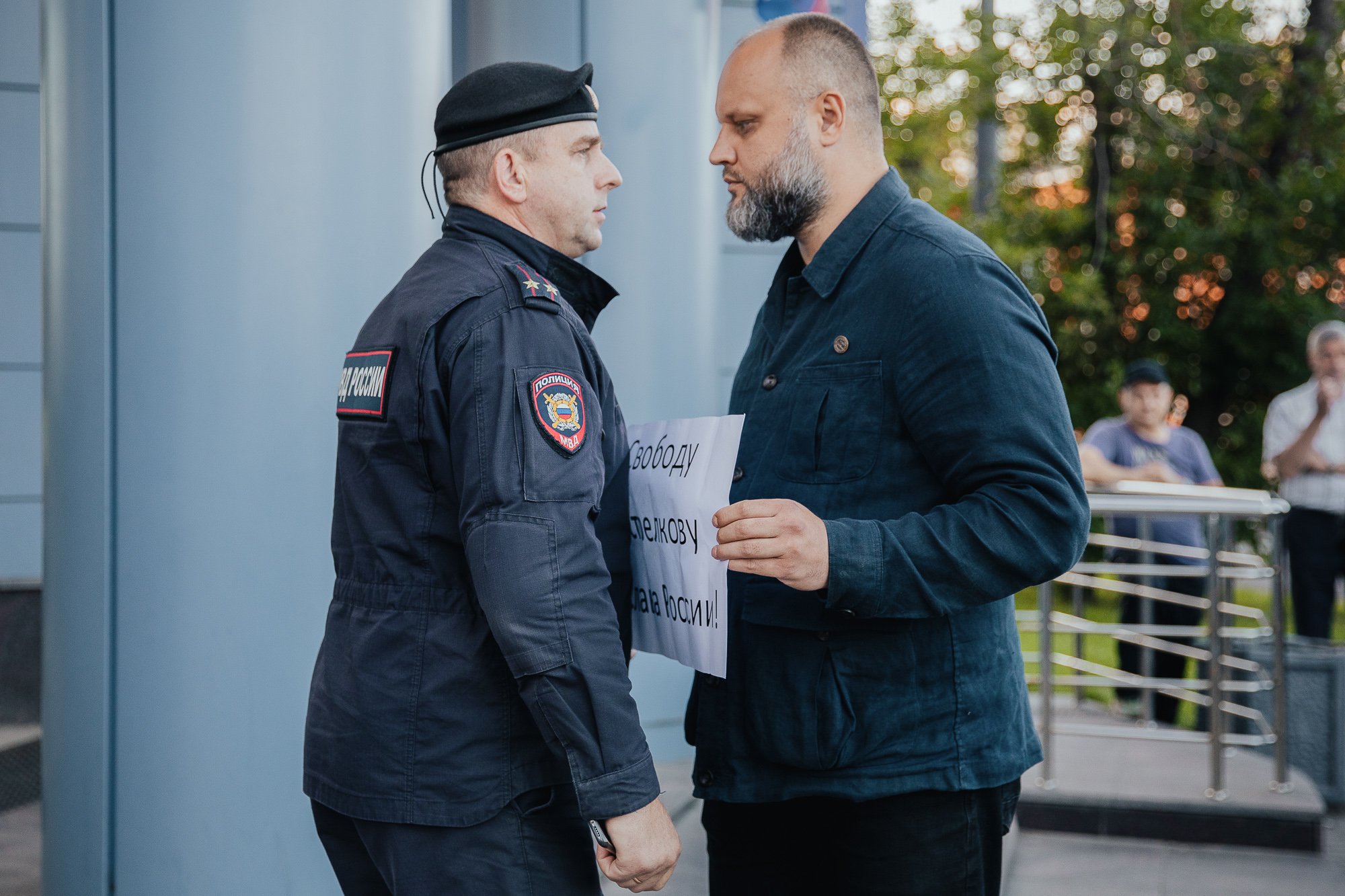 В Петербурге задержали ветерана ВДВ с плакатом в поддержку Стрелкова |  ОВД-Инфо