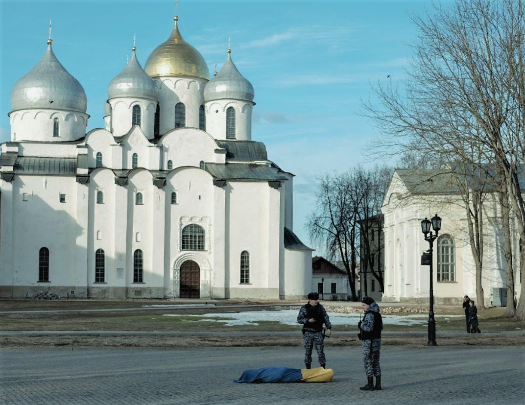 Петербурженке, арестованной накануне из-за плаката со стихом Тараса  Шевченко, предъявили обвинение | ОВД-Инфо