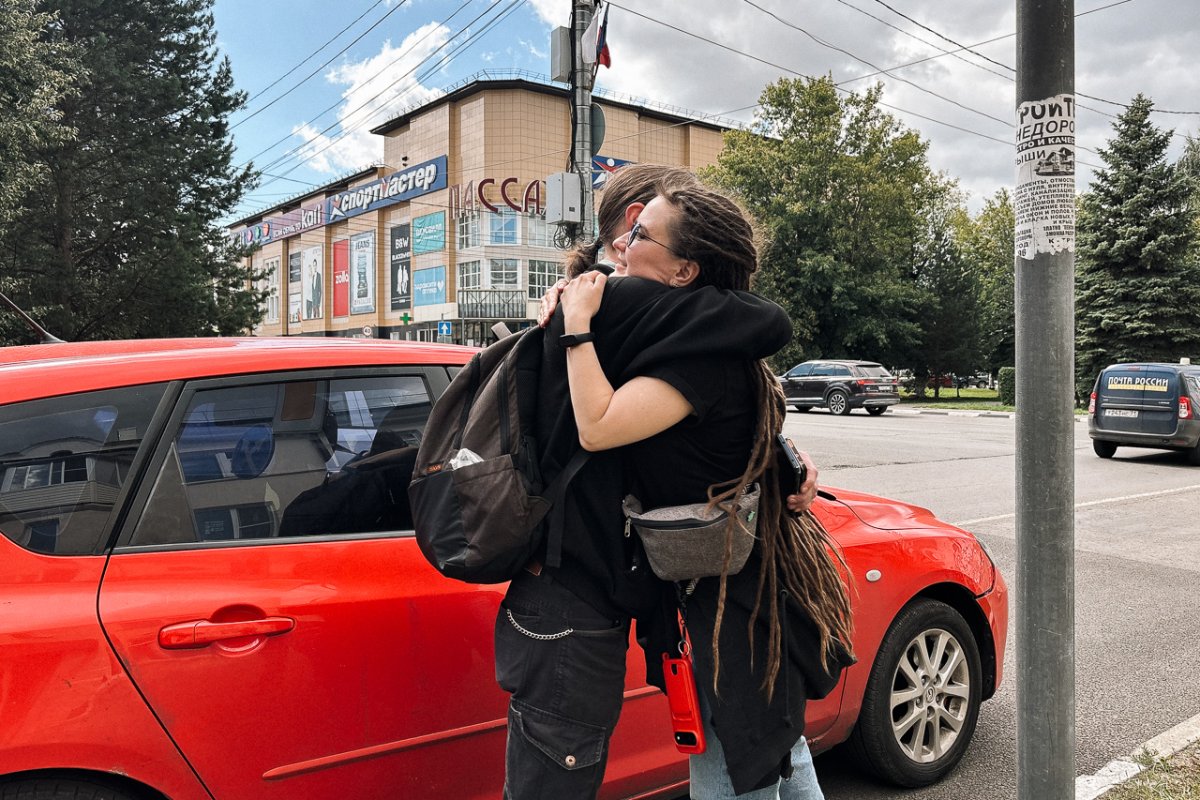 Алена и Володя Рязанский перед встречей Славы Малахова из колонии, 20 сентября 2025 года, Новомосковск, Тульская область / Фото: Марина-Майя Говзман, ОВД-Инфо