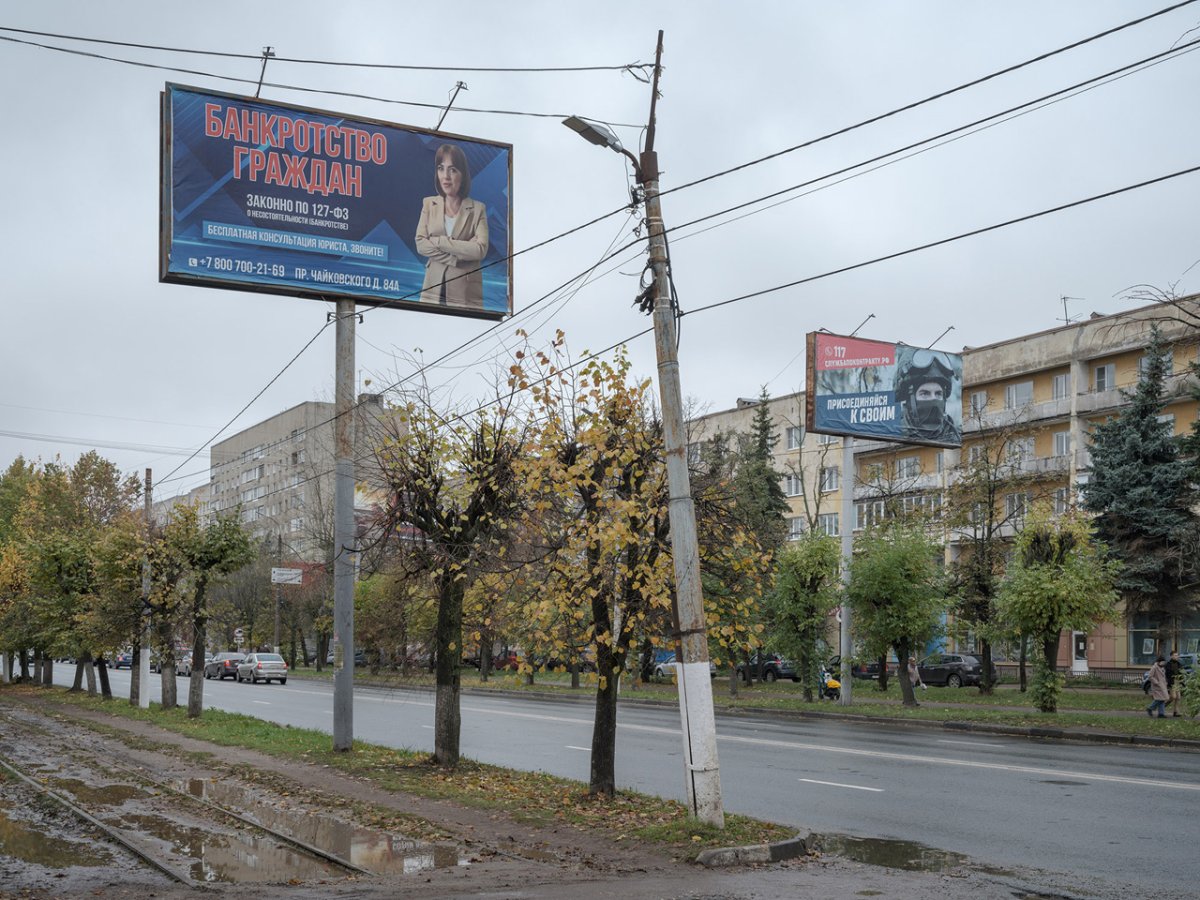 A billboard advertising legal aid for personal bankruptcy stands opposite a military recruitment ad, Tver, 2024 / Photo: Alexander Gronsky’s Facebook page