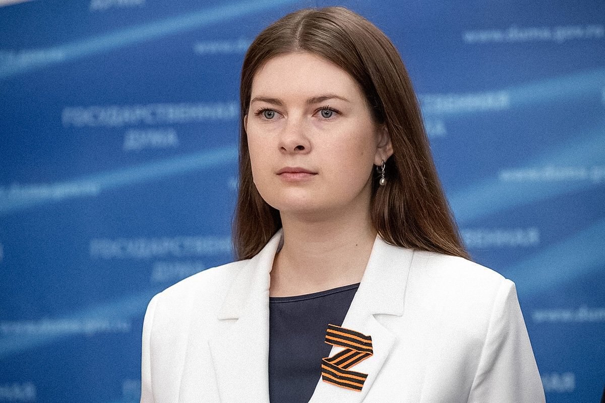 Olga Zanko in the State Duma with a St. George ribbon in the shape of the letter Z on her lapel. 2022 / Photo: er-gosduma.ru
