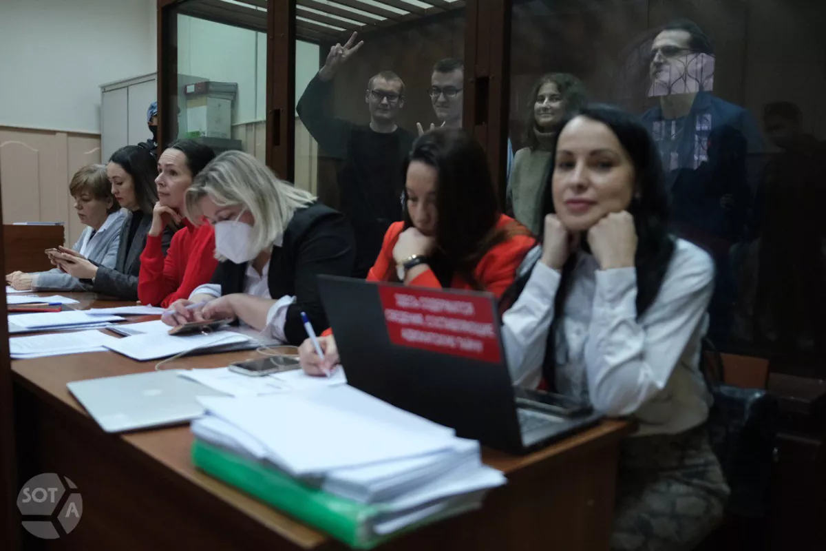 Василий Неустроев (в центре) с другими фигурантами дела «Весны» Павлом Синельниковым, Анной Архиповой и Яном Ксенжепольским и их адвокатессами в суде / Фото: SOTAvision